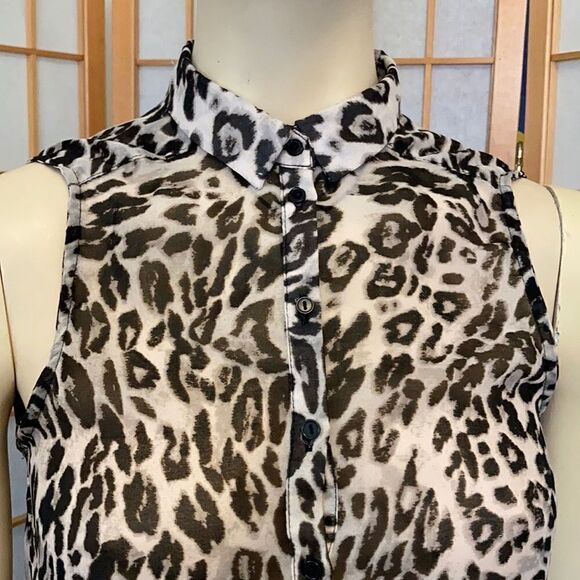 3/$20 H&M Sleeveless Cheeta Print Buttondown - Picture 3 of 8